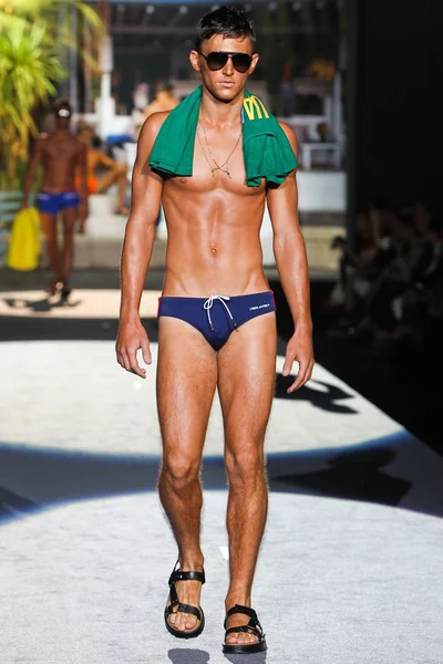 Look 16